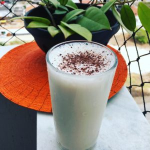 Lassi clássico com nibs de cacau e cardamomo